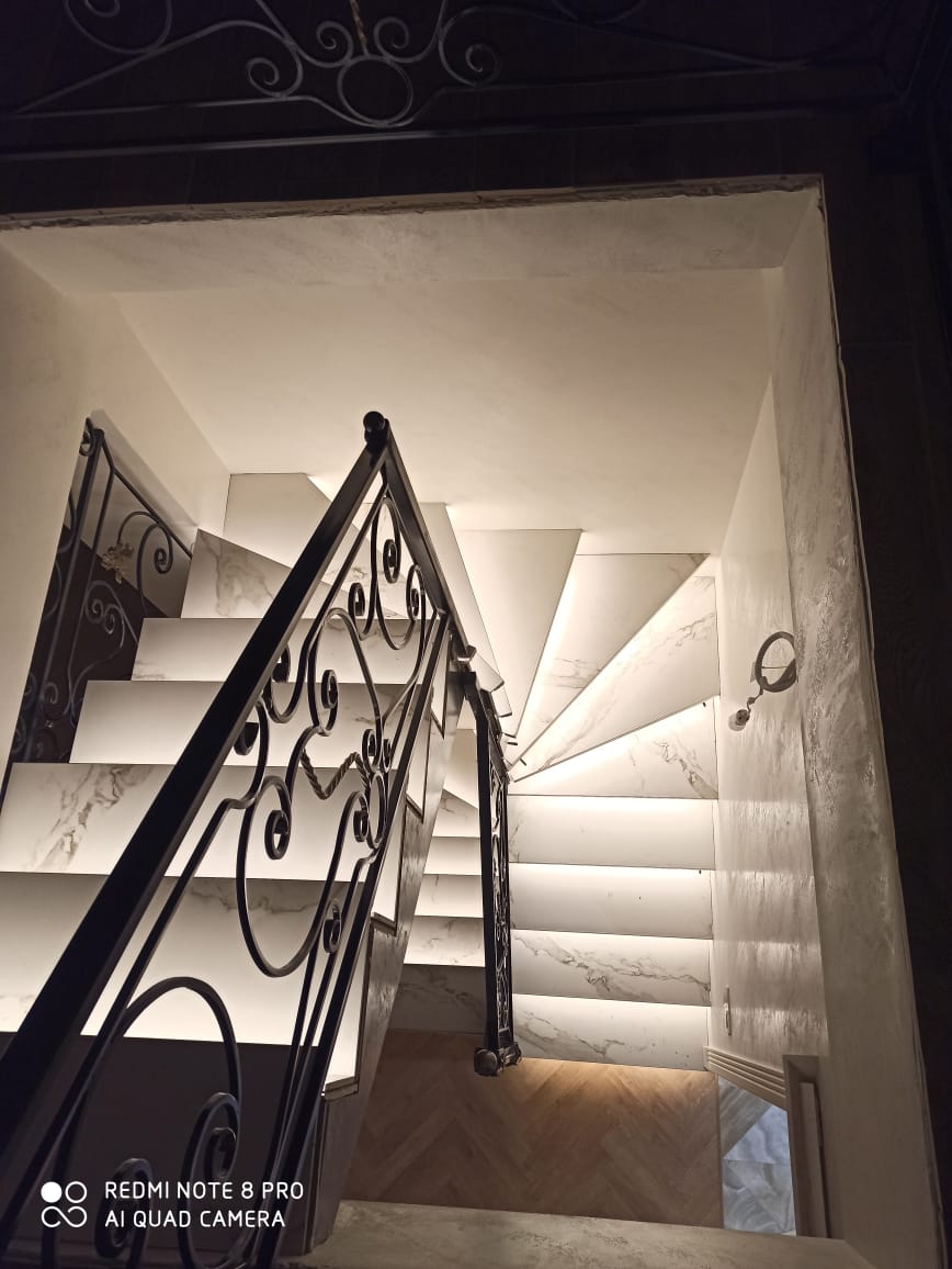 Лестницы из керамогранита с подсветкой